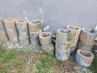Svahové tvárnice, kameny