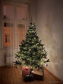 Vánoční umělý stromek