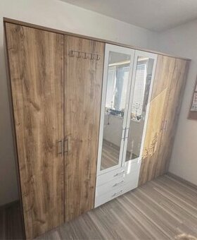 Skříň s DOVOZEM ZDARMA