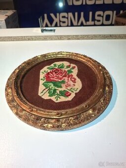 Ozdobný talíř s vyšívaným motivem květin