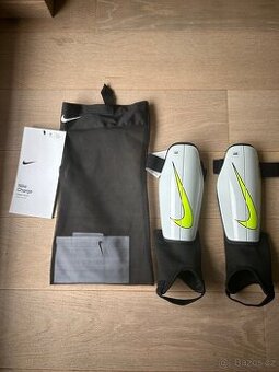 Dětské chrániče nike charge , velikost M.
