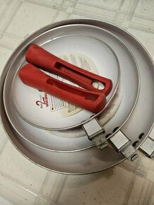 Sada pánví s oddělitelnými držadly