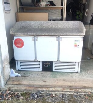 CHLADICÍ PIZZA STŮL/SALADETA S CHLADÍCÍ VITRÍNOU