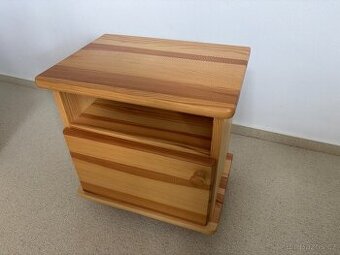 Noční stolek - masiv