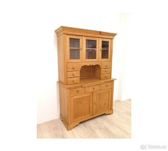 Kredenc se zásuvkami