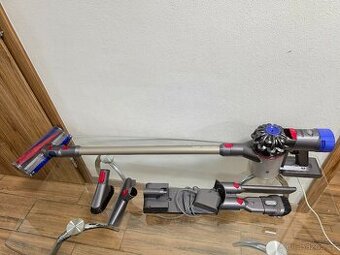 Dyson V8 Absolute s nabíječkou a příslušenstvím