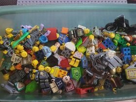Lego mix figurek 50kusu zdarma navíc motorky příslušenství