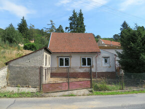 Rodinný dům k dokončení se zahradou a parkováním