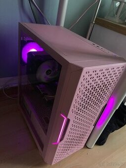 Růžový herní počítač a monitor