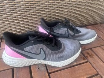 Běžecké tenisky Revolution 5, zn.Nike, vel. 38,5