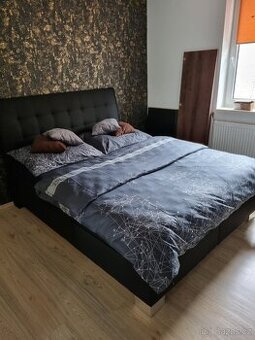 Čalouněná postel černá - 1