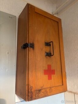 Dřevěná domovní lékárnička Civilní obrana