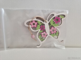 Motýl motýlek vyřezávaný dřevěný závěs dekorace