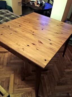 Jídelní stůl z masivní borovice