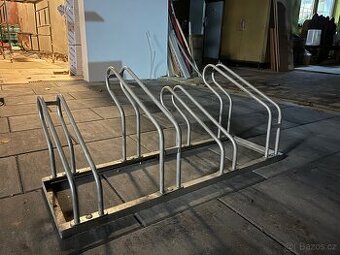 Venkovní stojan na 4 kola 2 ks