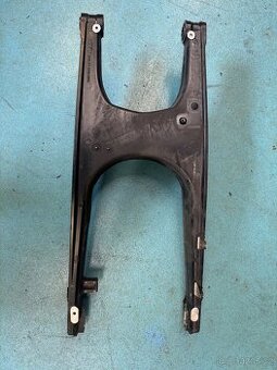 KTM 390 Adventure 2022 zadní světlo, kyvná vidlice