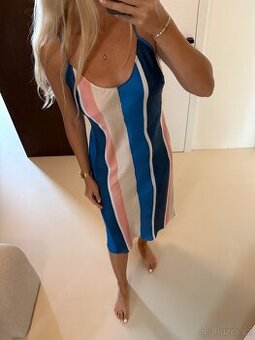 Silk slippery splývavé šaty HM s holými zády s pruhy