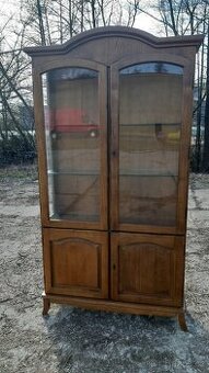 Rustikální prosklenná vitrína na nožkách