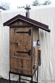 Dřevěná udírna s Dymboxem