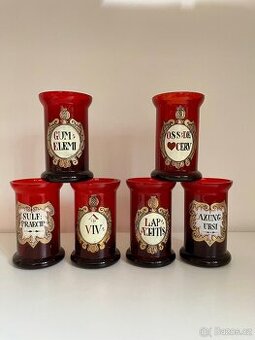 Sada starých skleněných lékárenských dóz