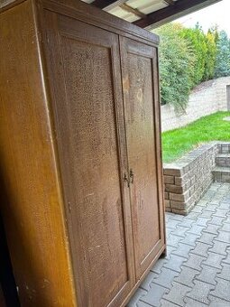 Stará celodřevěná skříň