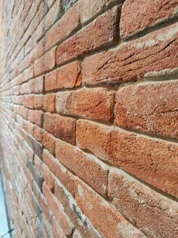 Cihlový obklad pásky z cihly líc