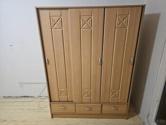 Skříň šatní