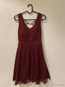 Vínové krajkové šaty