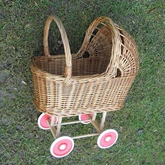 celoproutěný kočárek pro panenky