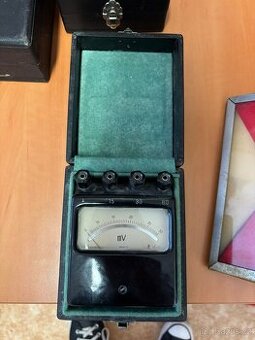 Staré elektro měřící přístroje