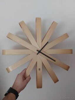 Designové hodiny Umbra