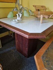 Jídelní stůl s dlažbou