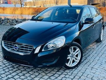 Volvo V60 2.4D5 158KW 5VÁLEC MANUÁL SENZORY VÝHŘEV SERVISKA