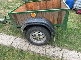 Malý vozík na velkých kolech.