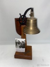 Starý, mosazný lodní zvon, kormidlo, dřevěný stojan - 1
