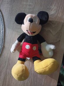 Různé hračky, plyšáci, puzzle, hry, karty,  auta aj.