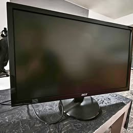 Prodám Monitor zn.Acer 24 palcu je poškrabaná obrazovka při - 1