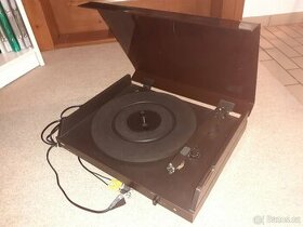 Gramo Nad 5120 stereo se zabudovaným předzesilovačem