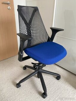 Kancelářská židle Herman Miller Sayl Blue (PC 19200,-)