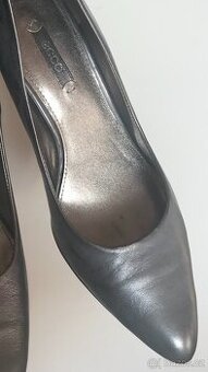 Kožené lodičky ECCO – stříbrné, elegantní, pohodlné