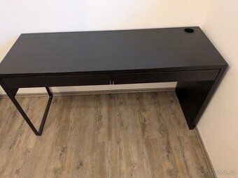 IKEA - MICKE Psací stůl, 142x50 cm černohnědá.