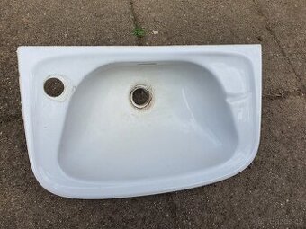 úzké malé umyvadlo na WC