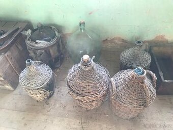 starožitné skleněné demižony z pozůstalosti z rodinného vina