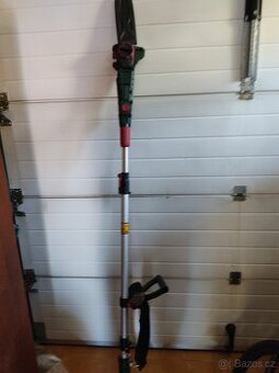 aku pilka na větve na teleskopu