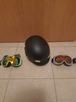 Dětská lyžařská helma velikosti M a lyžařské brýle