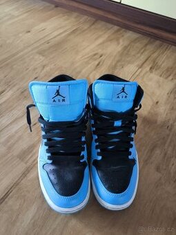 Pánské boty značky Jordan 1 Mid University Blue Black