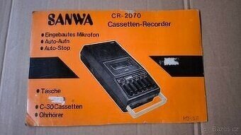 Starý kazetový přehrávač Sanwa CR2070