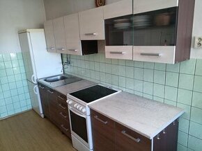 Kuchyňská linka vč. lednice, sporáku a dřezu - 1