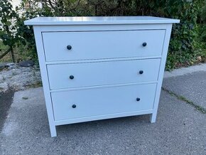 IKEA Hemnes se 3 zásuvkami - bíl. lesklá