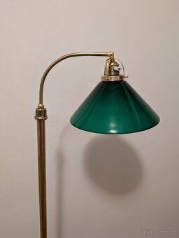 stojací stará podlahová mosazná lampa, zelené stínidlo